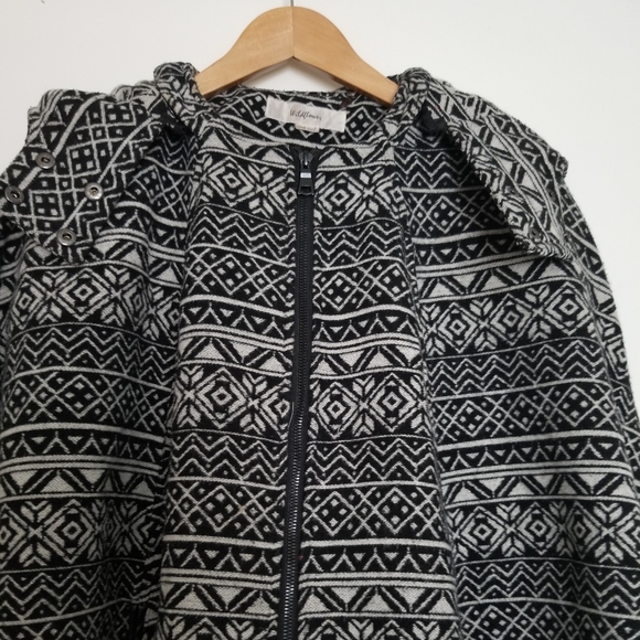 WildFlower Poncho (Aztec print) - Picture 3 of 4